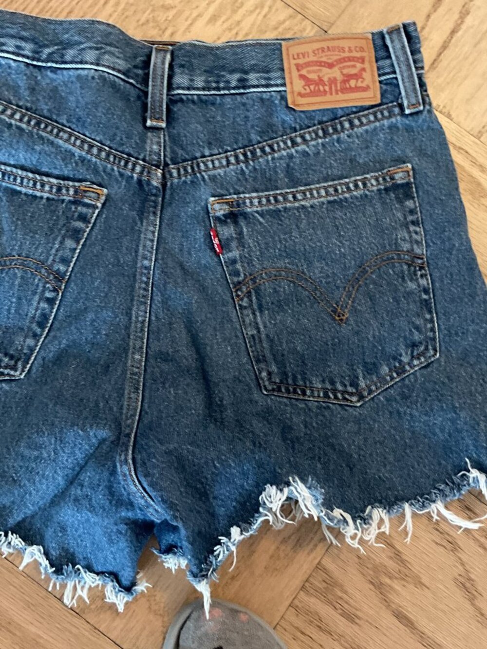 Levi’s High Waisted Mom Shorts Size 31 Distressed Raw Hem Denim Blue